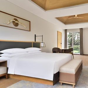 Luxury Cottage King Bed Sofa Bed Garden View